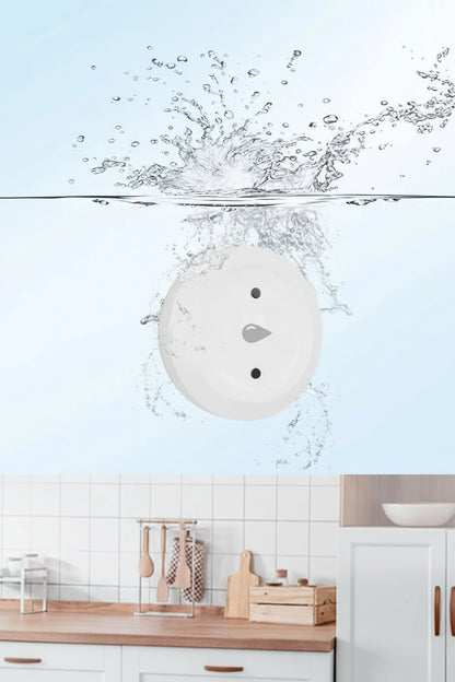 White smoke detector with water splash effect in a kitchen setting, emphasizing high detection sensitivity.